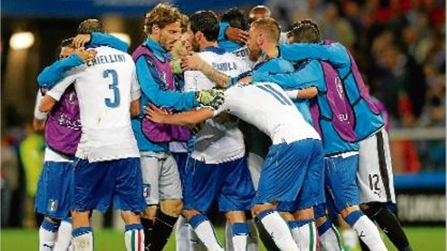 Els jugadors italians, celebrant la seva victòria contra Bèlgica en el debut a l&#039;Eurocopa.