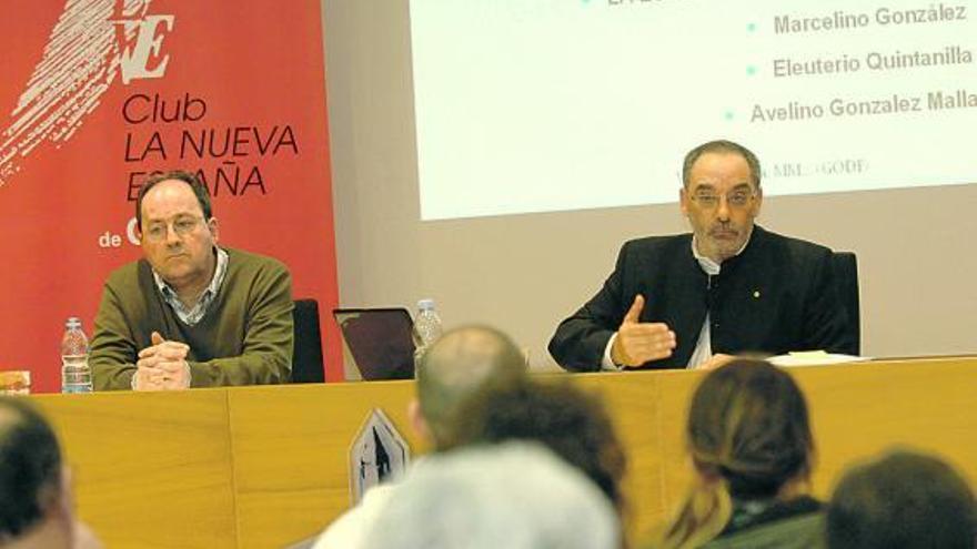 Víctor Guerra, a la derecha, durante su intervención, acompañado de Luis Miguel Piñera.