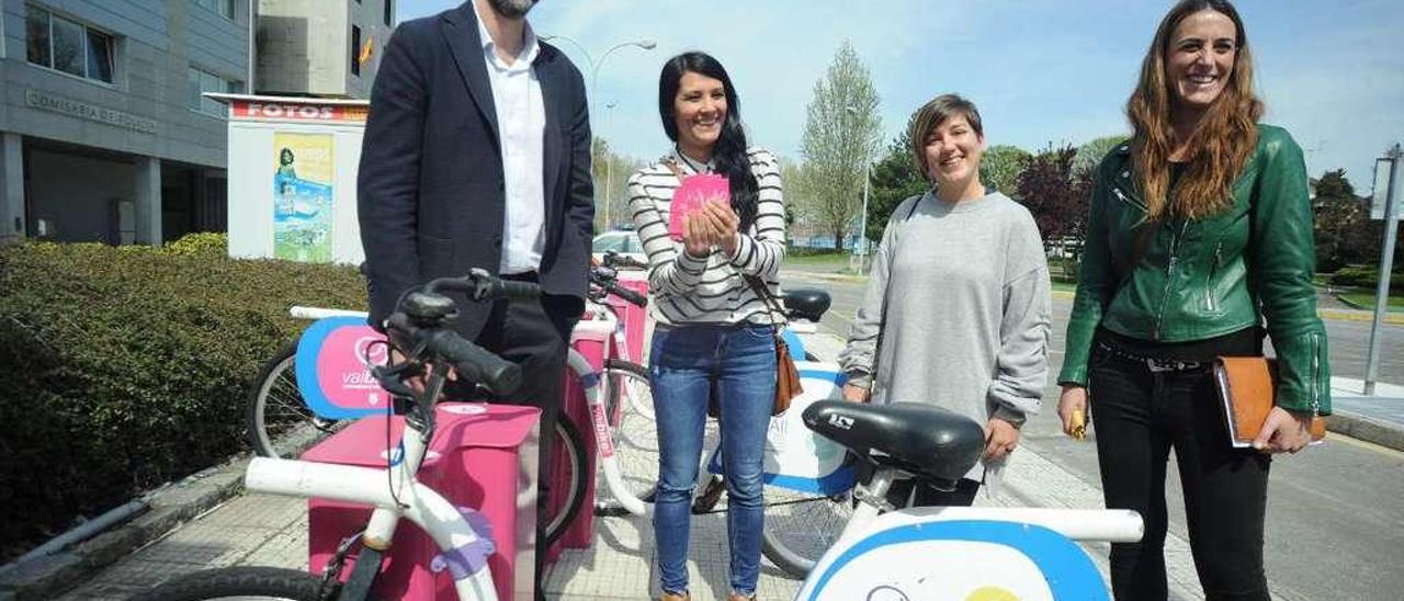 Mónica Santos, de Bata, muestra los bonos de transporte que usarán los chicos del centro.  // Iñaki Abella