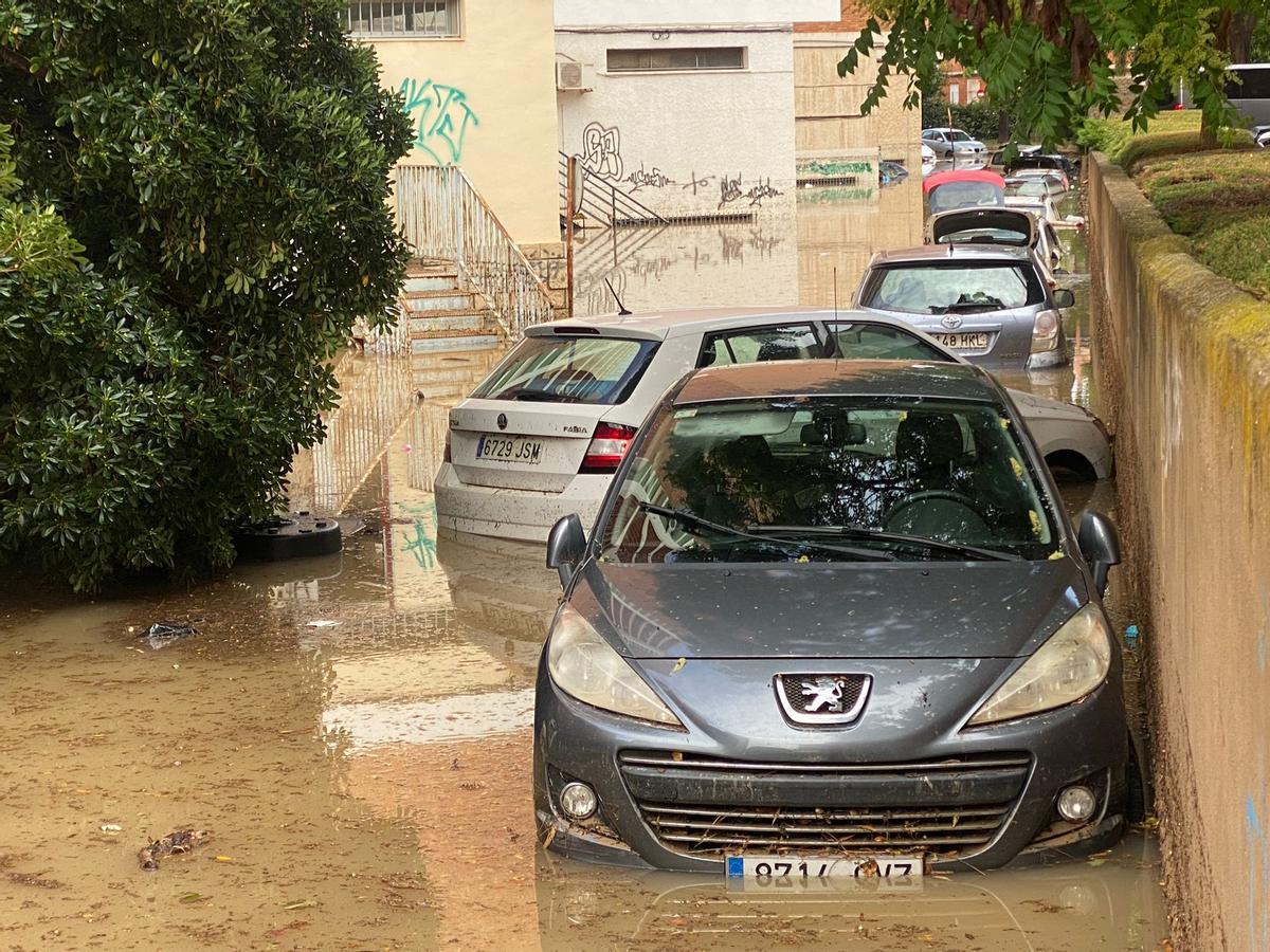 Calle Jiménez de la Espada, en Cartagena, inundada y con vehículos afectados.