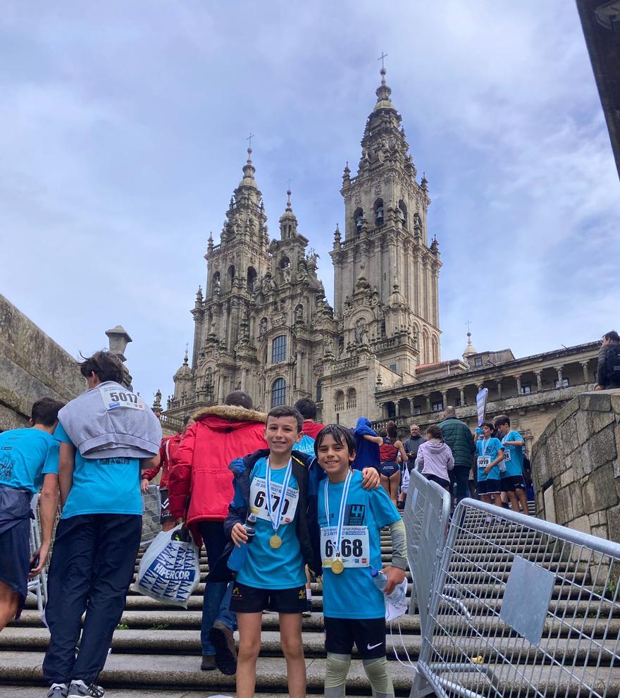 Dous participantes na categoría escolar da Carreira Pedestre Popular de Santiago