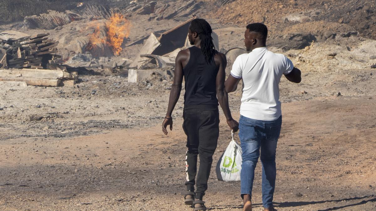 Arde un asentamiento chabolista en la localidad onubense de Palos de la Frontera.