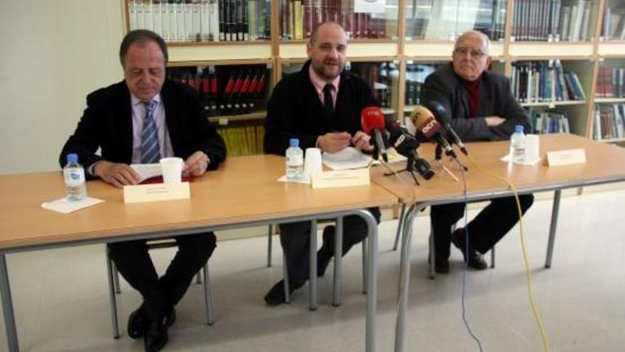 D&#039;esquerra a dreta, l&#039;alcalde de Castell-Platja d&#039;Aro, Joan Giraut, el director dels serveis territorials d&#039;Ensenyament, Albert Bayot, i l&#039;alcalde de Santa Cristina d&#039;Aro, Josep Llensa, durant la presentació del programa d&#039;excel·lència | ACN