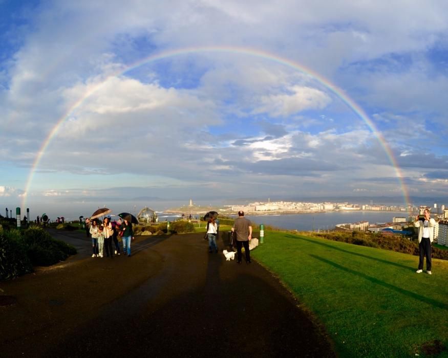 Espectacular arco iris recibe al otoño en A Coruña