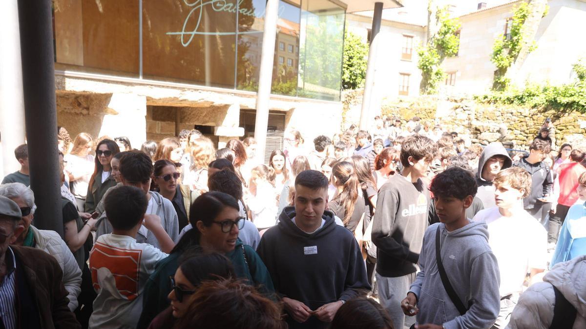 Grupos de jóvenes esperando a comprar su entrada, el mes pasado en Cambados.