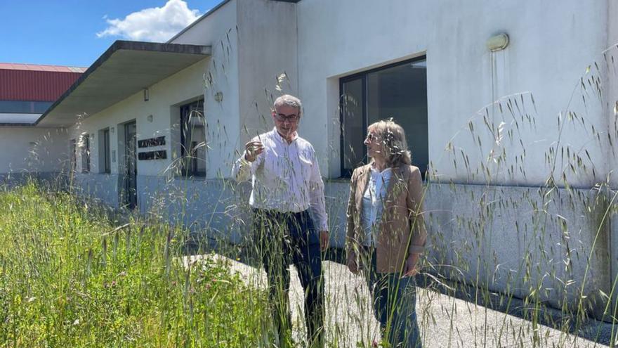 Los ediles Ignacio Maril y Edicta Crespo, en la parcela.