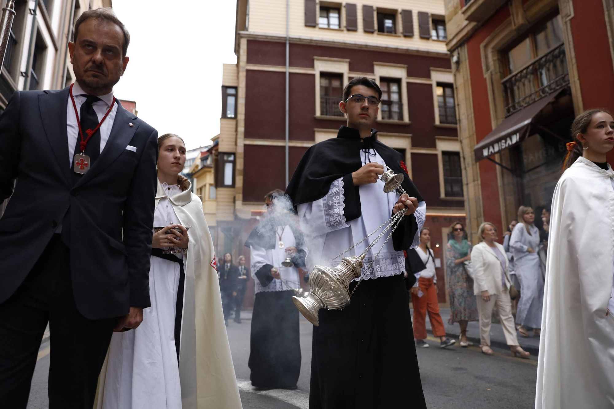 Pétalos, incienso, niños... así fue la procesión del Corpus Christi en Gijón (en imágenes)