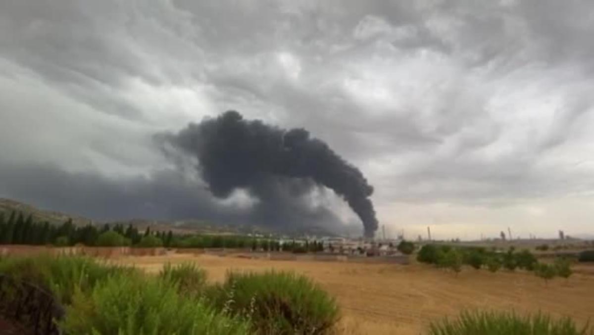 La columna de humo del incendio de Puertollano, vista desde las afueras de la localidad.