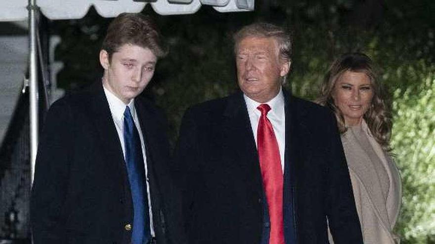 Trump, con su mujer Melania y su hijo Barron, el viernes. // Chris Kleponis