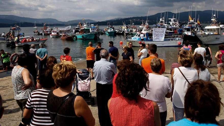 Concentración de barcos &#039;xeiteiros&#039; el pasado martes en Rianxo para protestar por su situación.