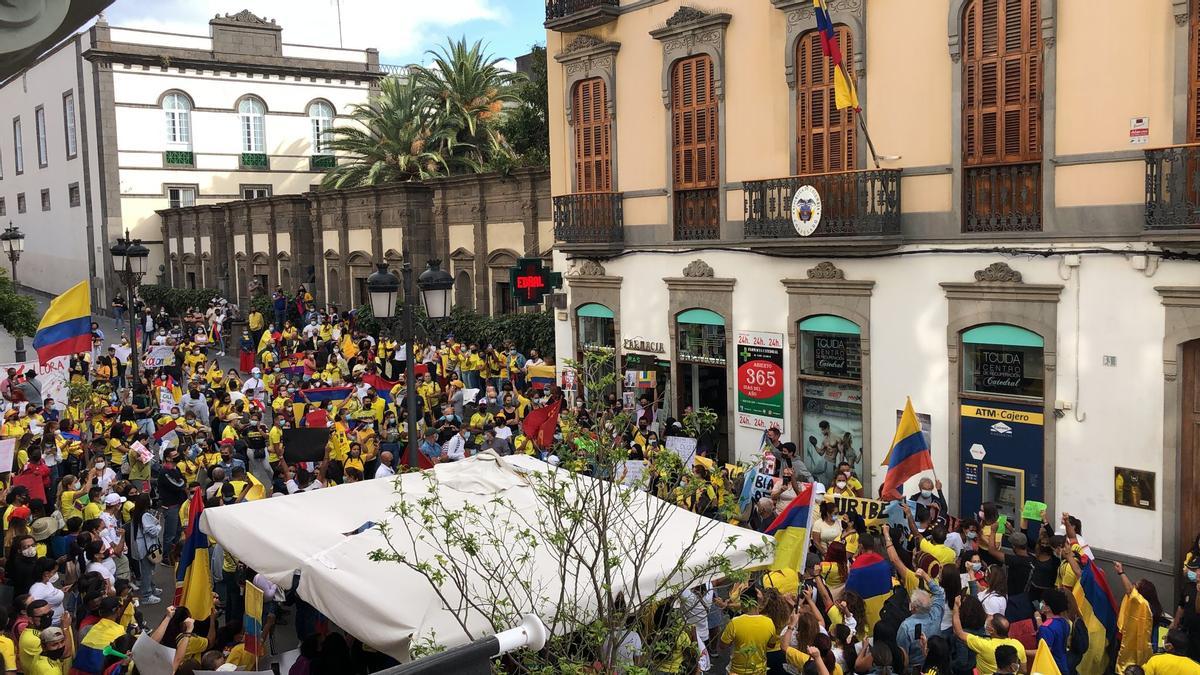 Concentración de colombianos ante la sede su consulado por la situación de violencia que se vive en su país.