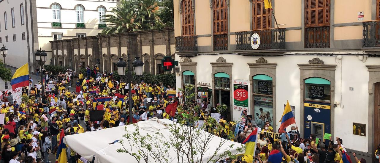 Ciudadanos colombianos se concentran ante la sede de su consulado en Las Palmas de Gran Canaria por la situación de violencia que se vive en su país (6/05/2021)