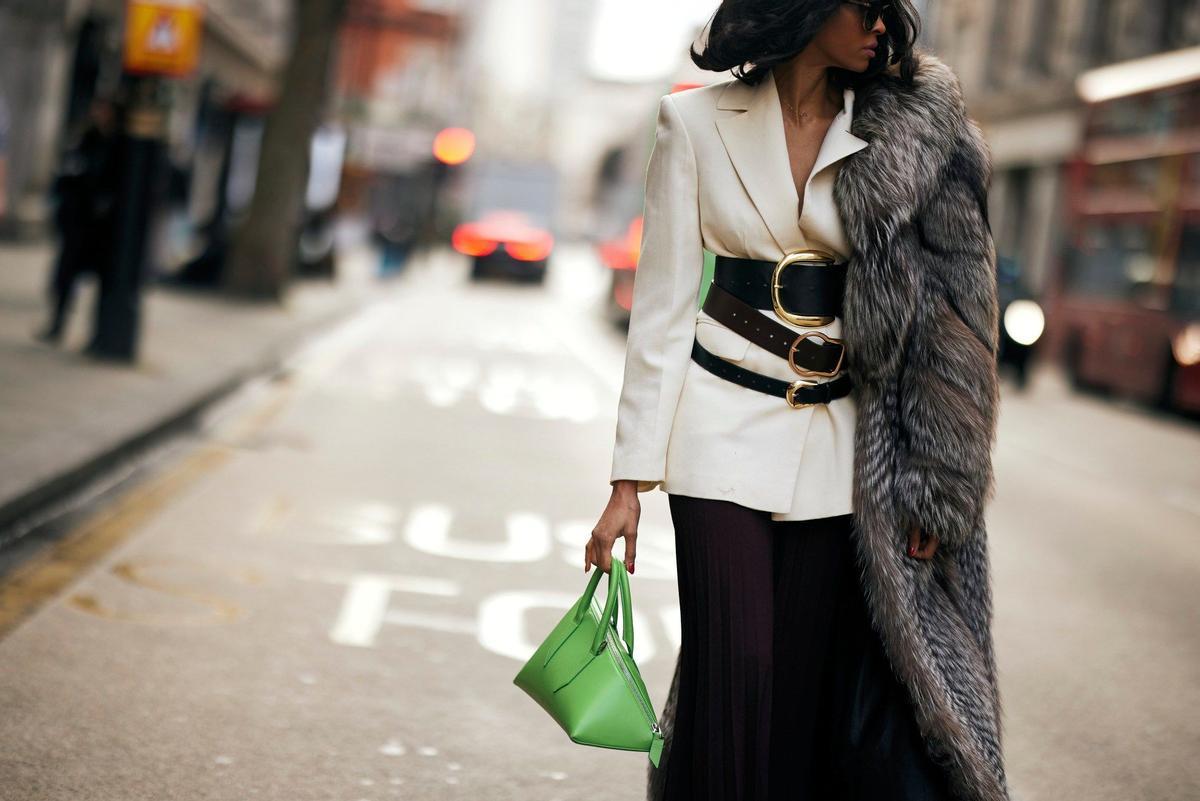 Mujer con varios cinturones en el 'street style' de Londres