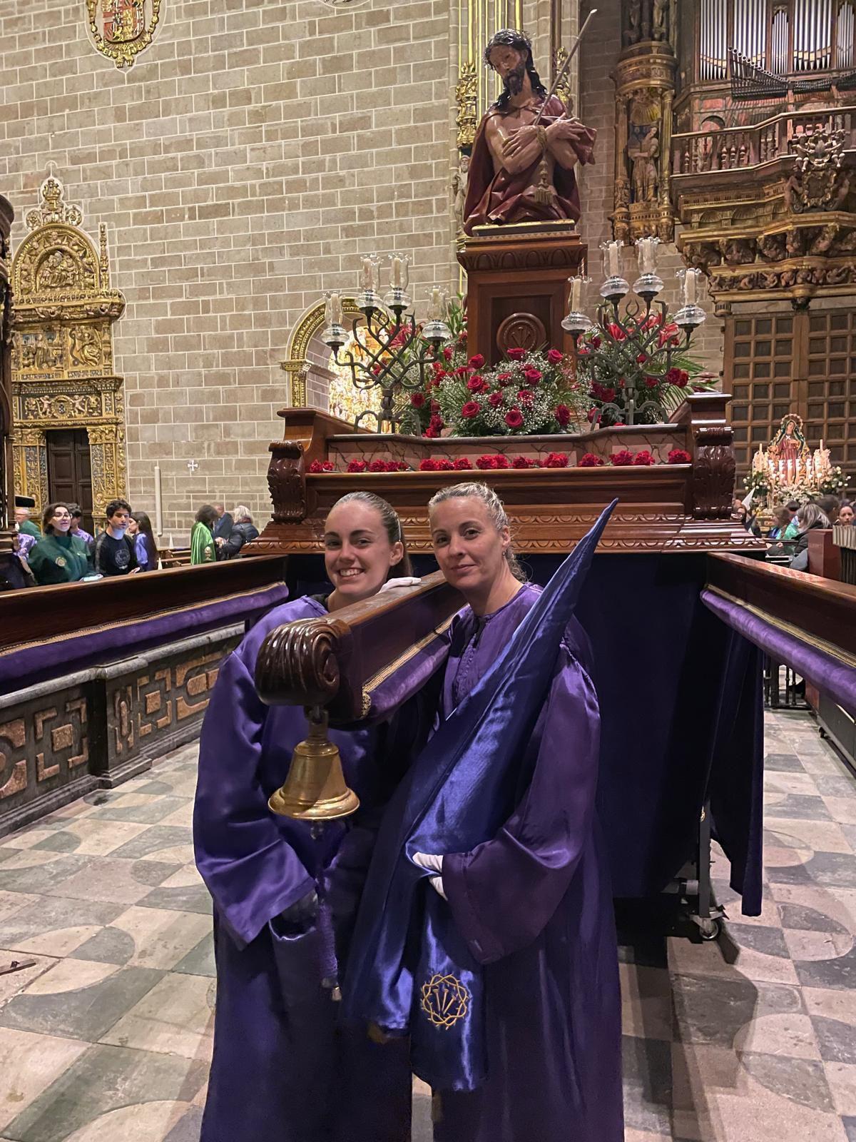 Elvira Heras (izquierda), que carga al Ecce Homo en Plasencia, como lo hacía su abuelo.