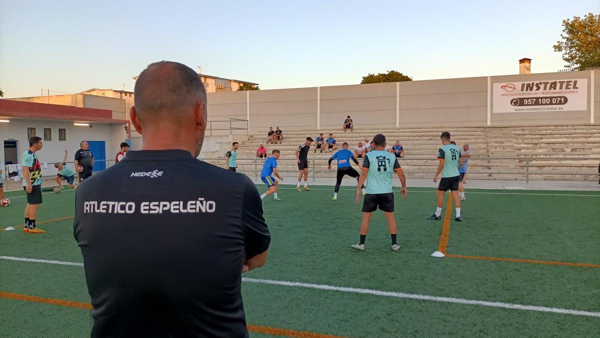 Los futbolistas del Atlético Espeleño se ejercitan bajo la atenta mirada de Quero.