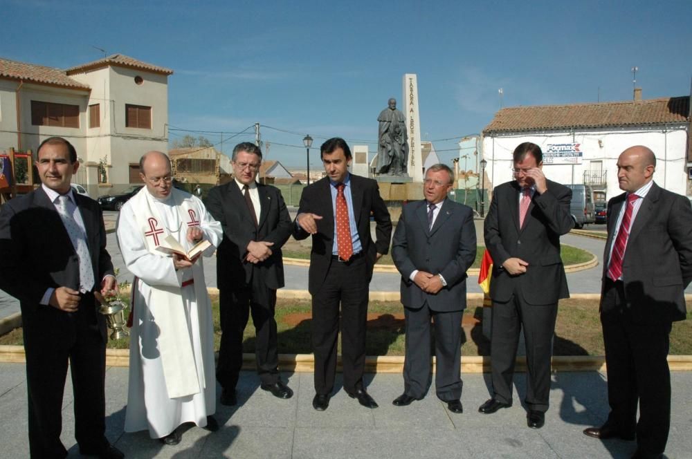 Con las autoridades en una visita oficial a Tábara 2005