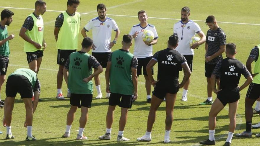 José Vegar dirige el entrenamiento a la espera del nuevo técnico