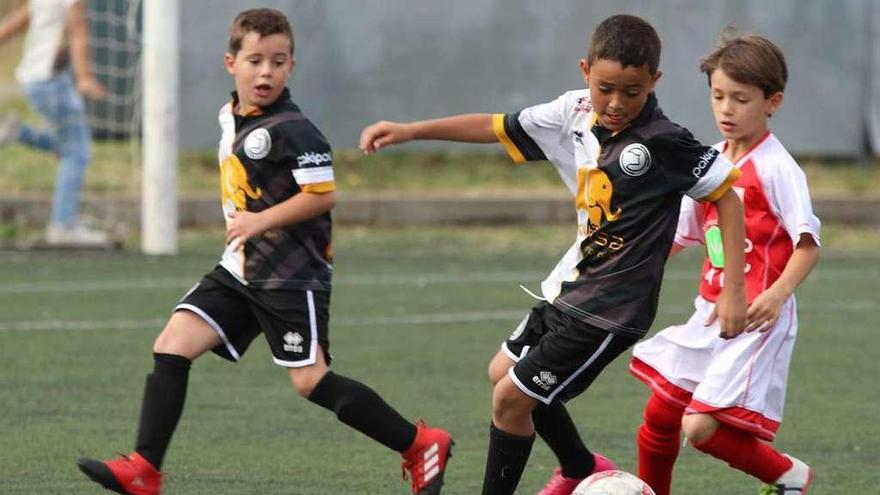 Un jugador de Unionistas roba la pelota.