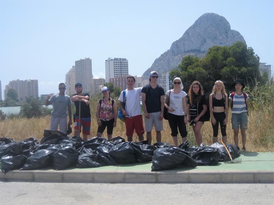 Un grupo de voluntarios de la asociación De Amiticia ha recogido 22 bolsas de vidrio de les Salines