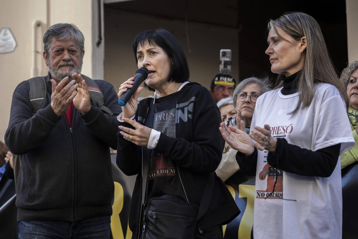 Associations of victims of damage gather in front of Las Corts during the appearance of Carlos Mazon in the investigation commission for damage