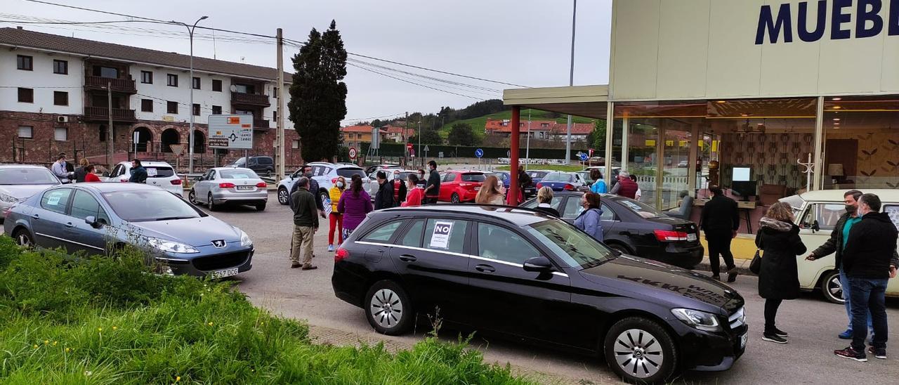 Participantes en la protesta, ayer, en Luanco.