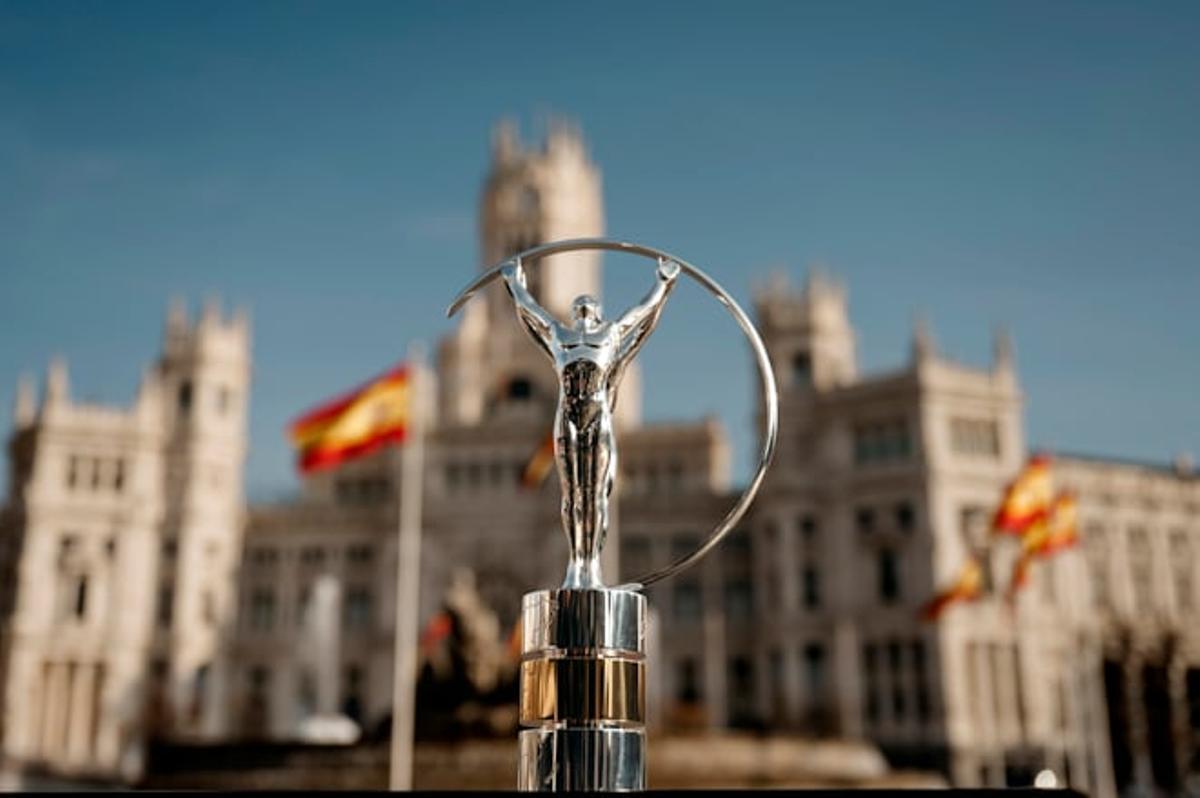 La estatuilla de los Premios Laureus, delante del Palacio de Cibeles donde se celebrará la gala el próximo 20 de abril.