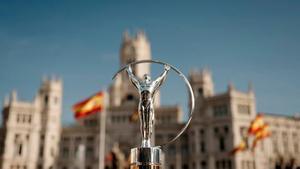 La estatuilla de los Premios Laureus, delante del Palacio de Cibeles donde se celebrará la gala el próximo 20 de abril.
