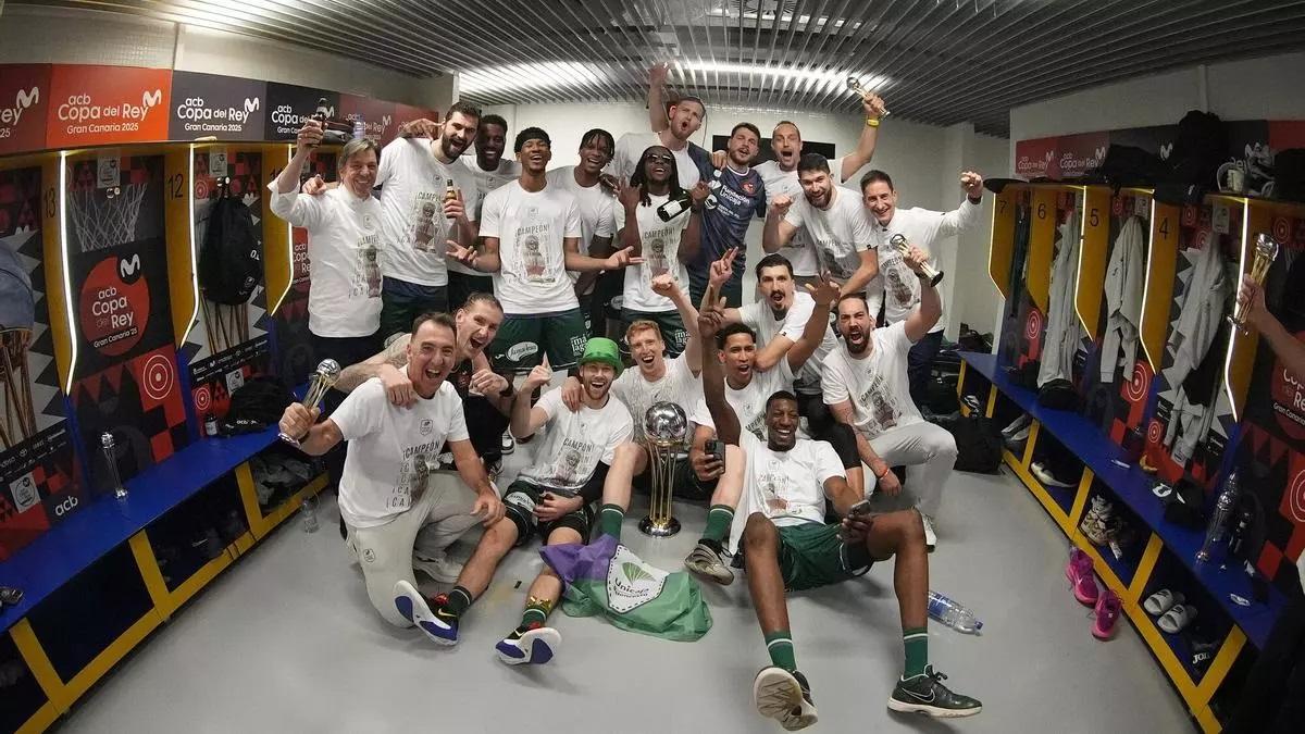 El Unicaja celebra su título en Gran Canaria.