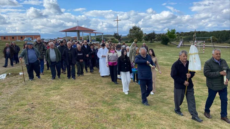 El fervor de Fradellos a la Virgen de Fátima cumple sus bodas de oro