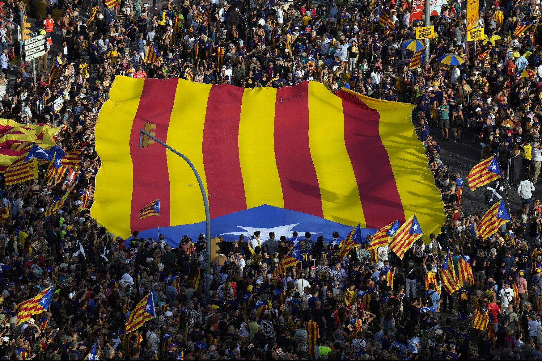 Així ha estat la manifestació convocada per l'ANC per la Diada a Barcelona amb el lema 'Via Fora'