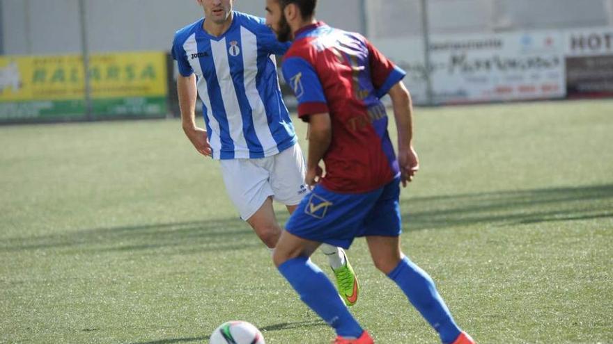 Pablo Acebal controla el balón ante el jugador del Avilés Luismi.