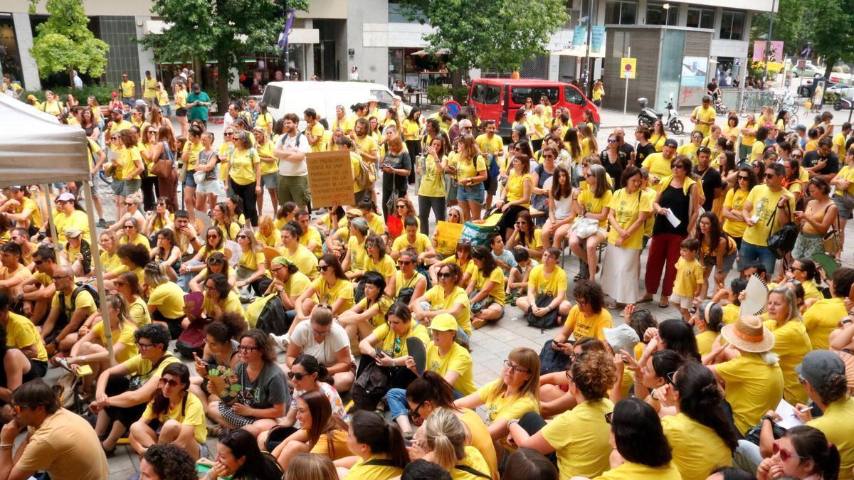 Docents seguint les conclusions de cada grup de treball a l'assemblea davant la Generalitat a Girona.