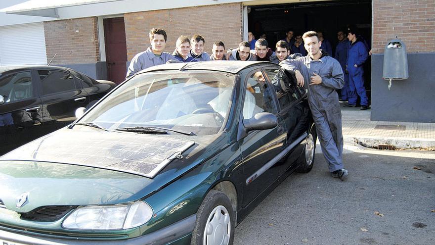 Alumnos del pasado curso con la primera versión del prototipo Climóvil Solar. // FdV