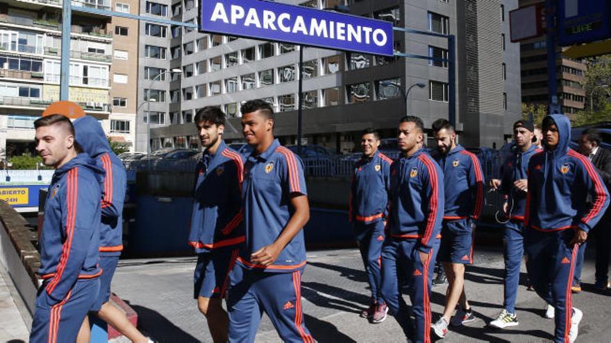 Paseo por la Castellana antes de medirse al Getafe