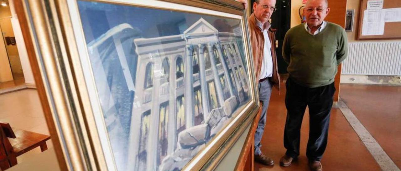 Favila y Luis Rodríguez, junto al cuadro que pintó el primero como boceto para un mural que lució durante años en la plaza de Álvarez Acebal y que tuvo por objeto simbolizar la deseada reconstrucción de la escuela.