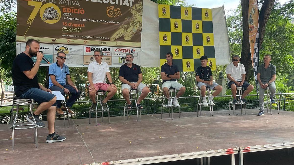 Charla de pilotos, corredores de Xàtiva y leyendas del motociclismo en la presentación del Trofeu Fira de Xàtiva.