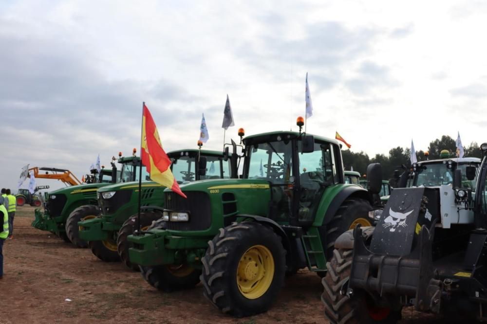 Tractorada de los agricultores y ganaderos malagueños contra los precios bajos que impone la industria.