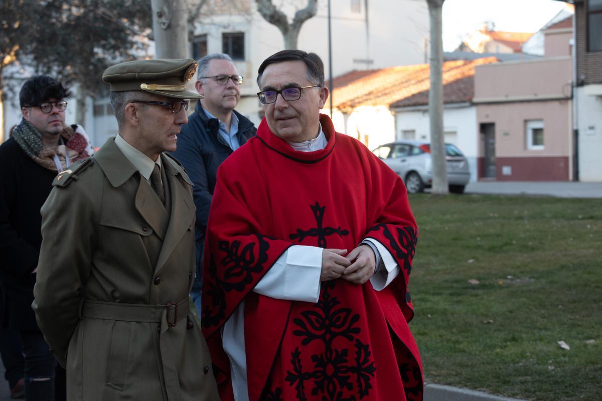 El sacerdote Manuel San Miguel con la casulla regalada