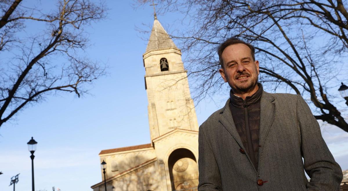 Ignacio Alvargonzález Rodríguez, en la explanada del Campo Valdés, con la iglesia de San Pedro detrás. | ÁNGEL GONZÁLEZ