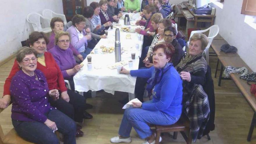 Un grupo de mujeres de Fuentes de Ropel, en una actividad organizada en la localidad.