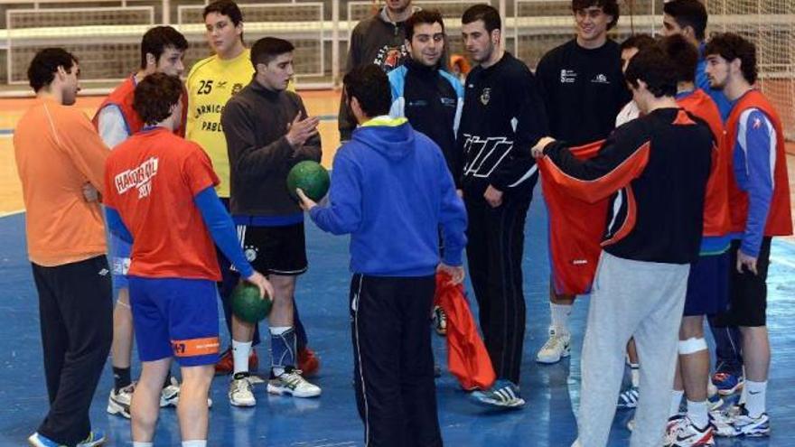 Los jugadores teucristas antes de iniciar un entrenamiento en el Municipal. // Rafa Vázquez