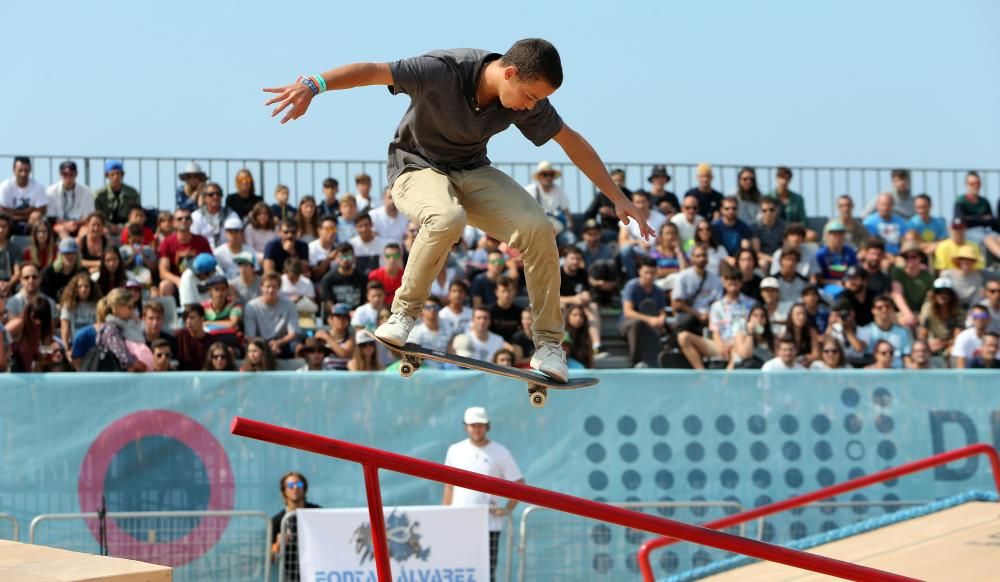 El festival de deportes urbanos atrajo ayer a As Avenidas a miles de personas para presenciar las espectaculares actuaciones de los participantes en pruebas de skate, bicicleta y motocross