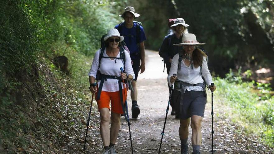 Caminantes llegan a la ciudad por el tramo del río Gafos.  // PABLO HERNÁNDEZ GAMARRA