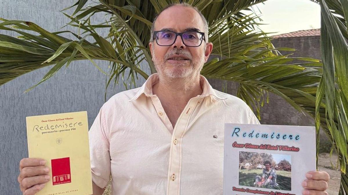 Óscar Gómez con las dos ediciones de su poemario.