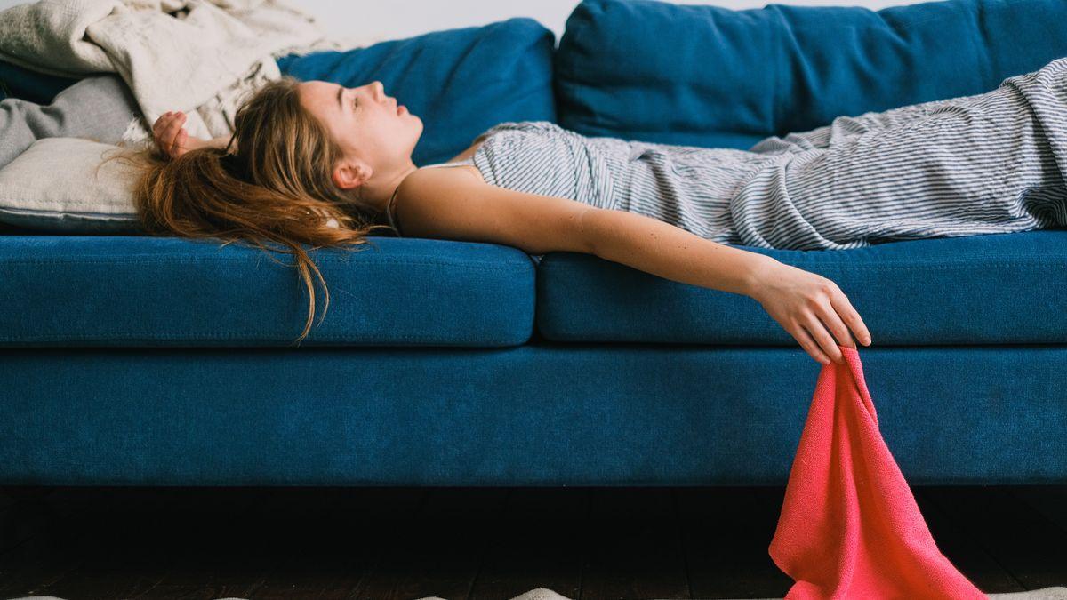 Una chica descansa en el sofá tras un día de limpieza