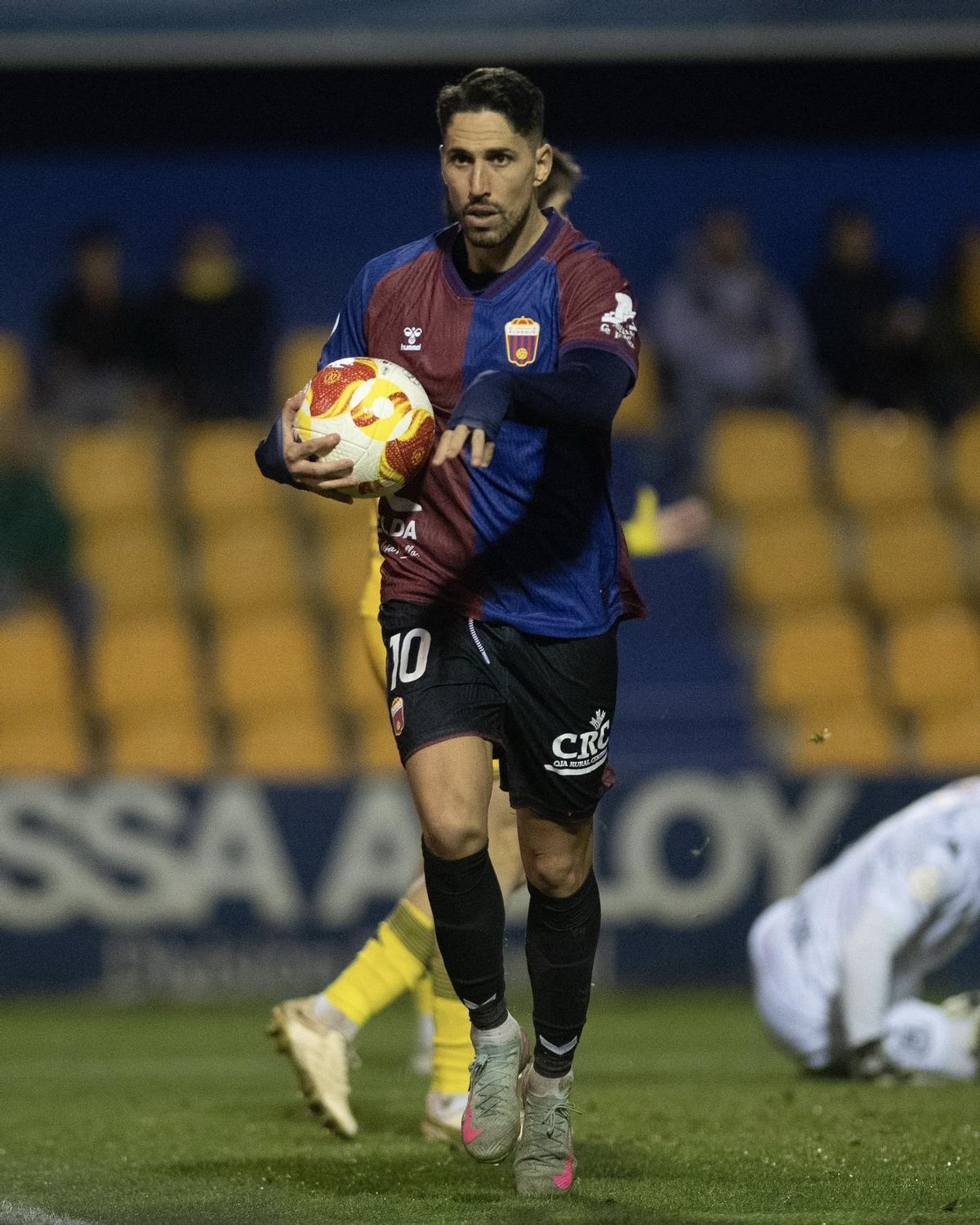 Fidel celebra el gol del empate del Eldense