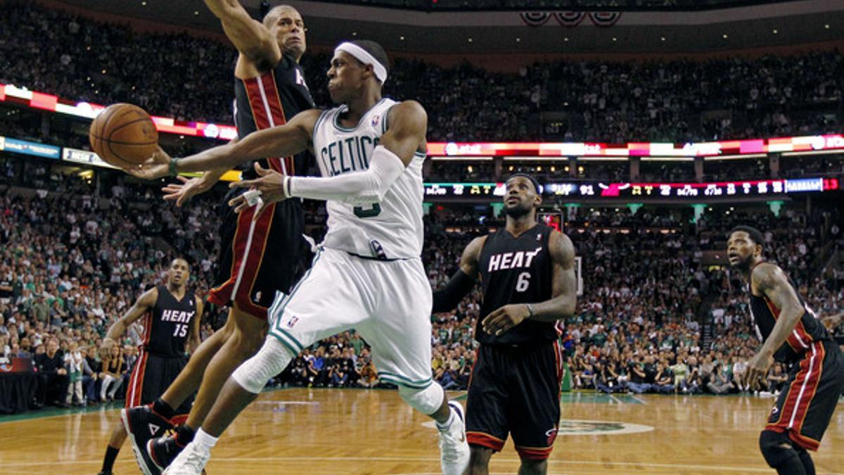 En el centro de la imagen, Rajon Rondo de los Celtics lucha por la pelota contra Shane Battier de los Heat de Miami en la prórroga del partido