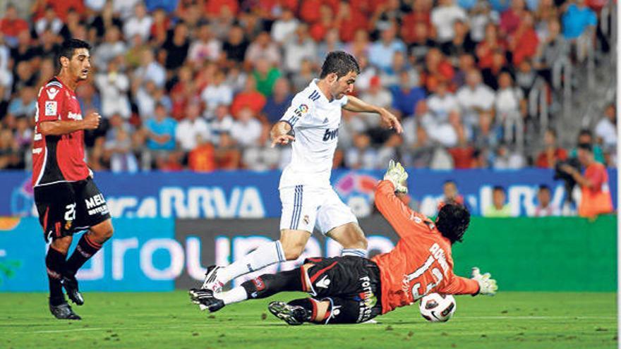 Cristiano Ronaldo remata a puerta ante la oposición del portugués Nunes.