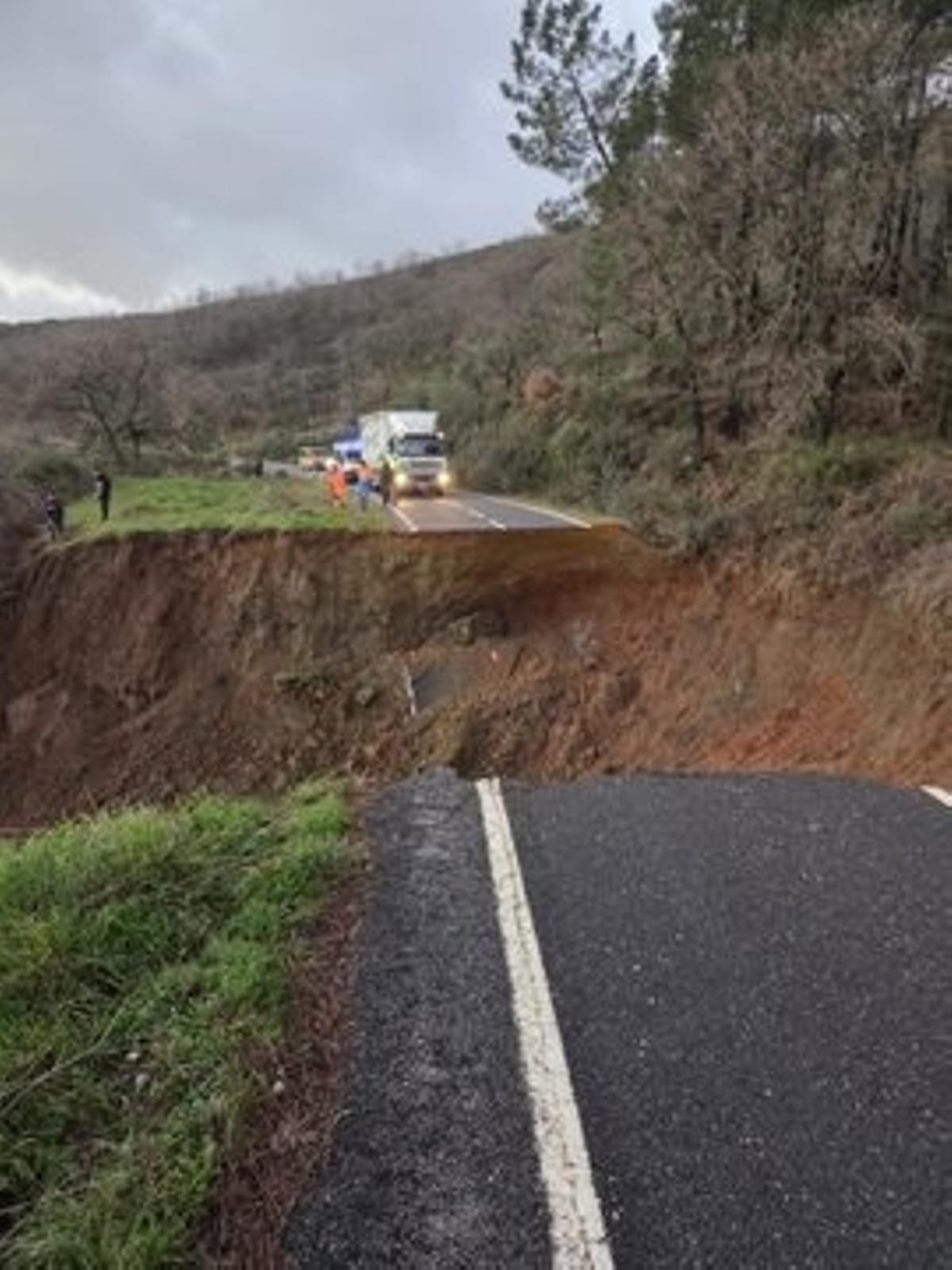 Fotogalería | Un gran socavón corta al tráfico la carretera CC-428 de Berzocana a Logrosán Fotogalería | Un gran socavón corta al tráfico la carretera CC-428 de Berzocana a Logrosán