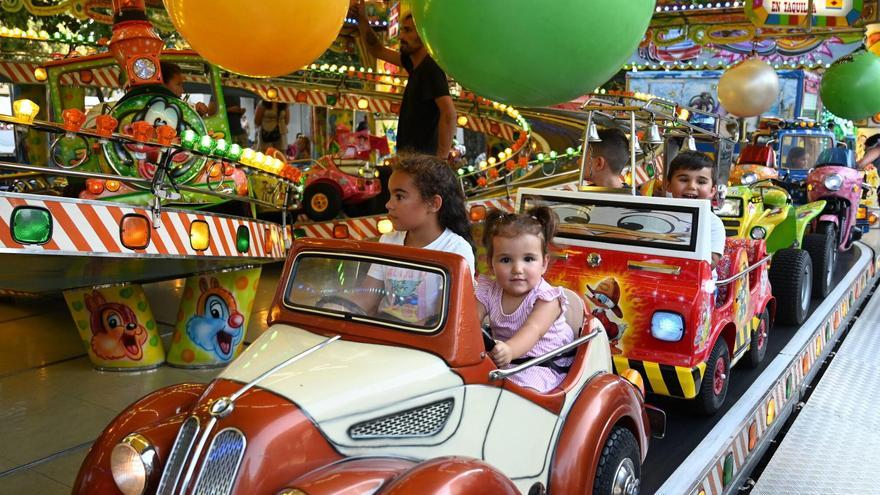 Día del Niño en las atracciones de las fiestas de la Peregrina en la Alameda.